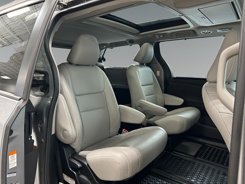 2017 Toyota Sienna XLE Limited | 7-Pass | AWD | Ultra Low KM's