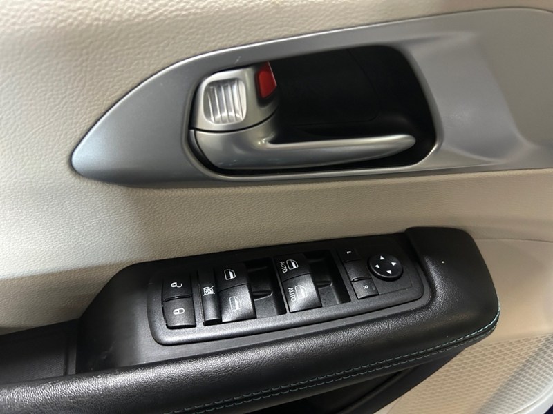 2018 Chrysler Pacifica Hybrid Touring-L | Ultra Low KM's