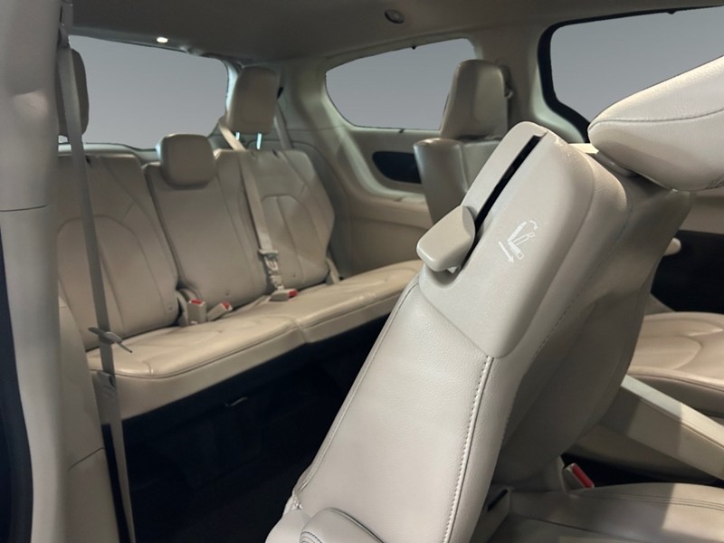 2018 Chrysler Pacifica Hybrid Touring-L | Ultra Low KM's