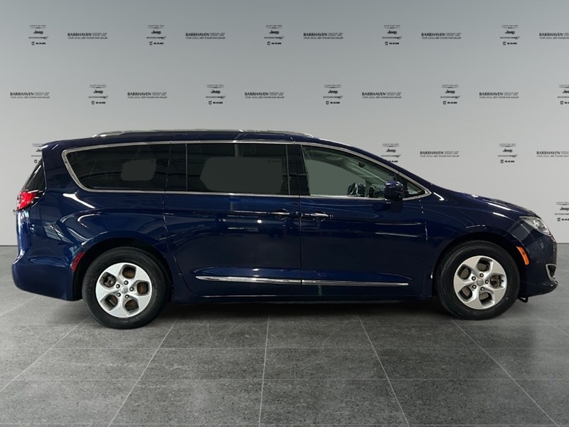 2018 Chrysler Pacifica Hybrid Touring-L | Ultra Low KM's