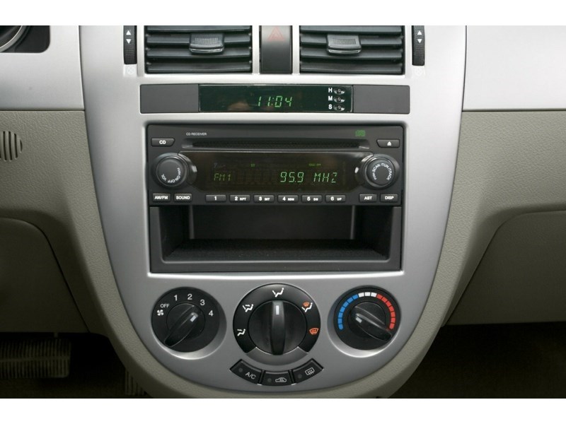 2005 Chevrolet Optra 4dr Sdn LS Interior Shot 2