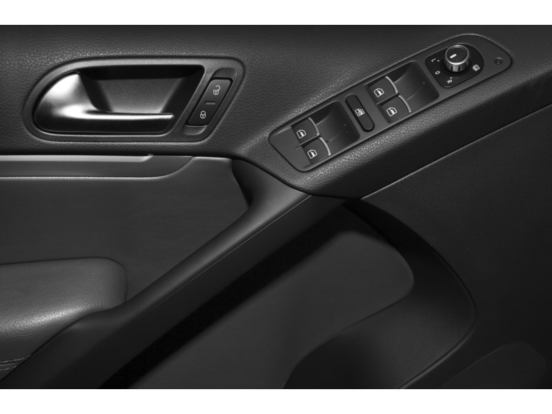 2017 Volkswagen Tiguan 2WD 4dr Trendline Exterior Shot 14