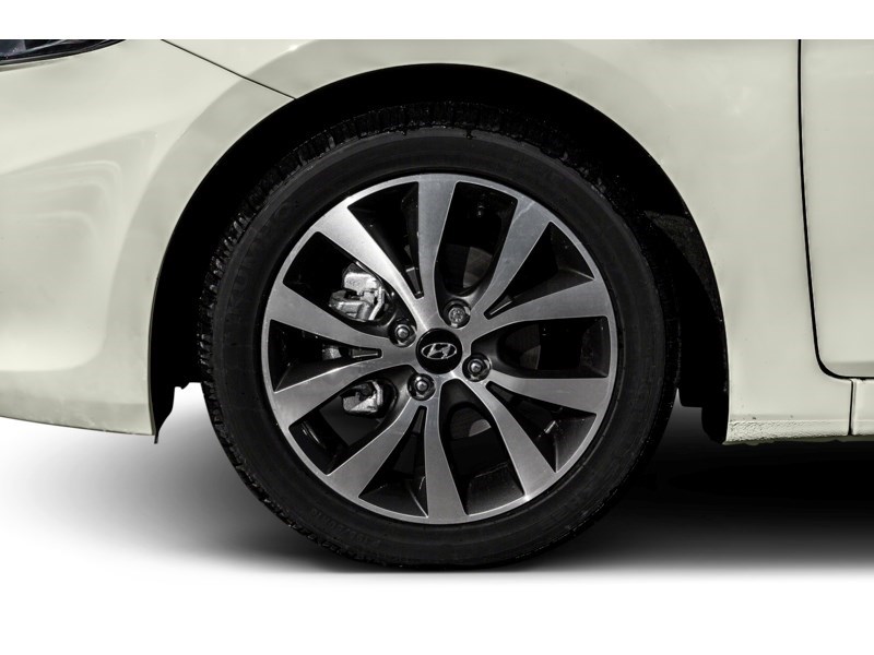 2017 Hyundai Accent 5dr HB Auto SE Exterior Shot 5