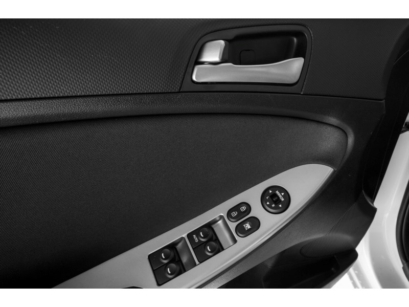 2017 Hyundai Accent 5dr HB Auto SE Exterior Shot 13