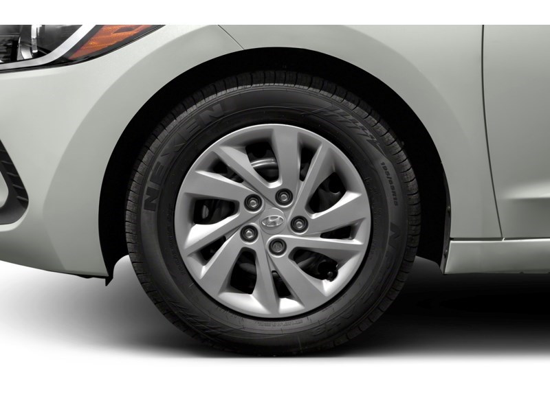 2017 Hyundai Elantra 4dr Sdn Auto LE Exterior Shot 5