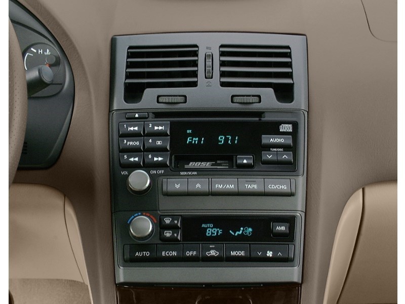 2001 Nissan Maxima 4dr Sdn GLE Auto Interior Shot 2