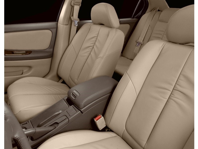 2001 Nissan Maxima 4dr Sdn GLE Auto Interior Shot 5