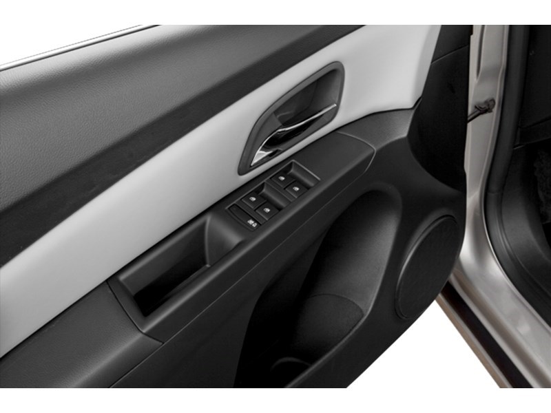 2013 Chevrolet Cruze 4dr Sdn LS w/1SA Exterior Shot 9