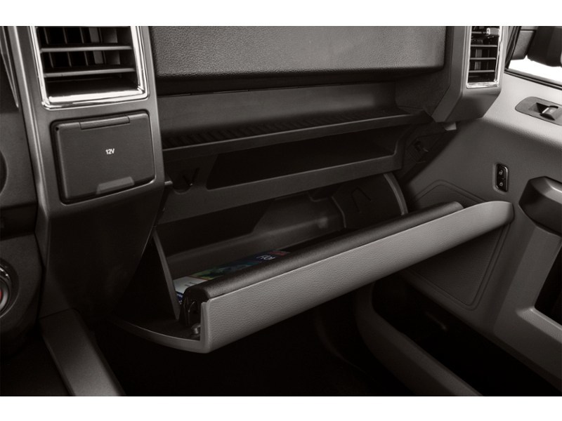 2016 Ford F-150 4WD SuperCrew 145" XLT Interior Shot 4