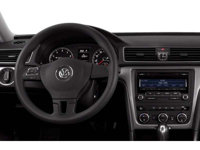 2015 Volkswagen Passat 2.0 TDI Trendline (DSG) Interior Shot 2