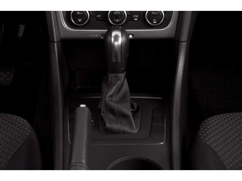 2015 Volkswagen Passat 2.0 TDI Trendline (DSG) Exterior Shot 8