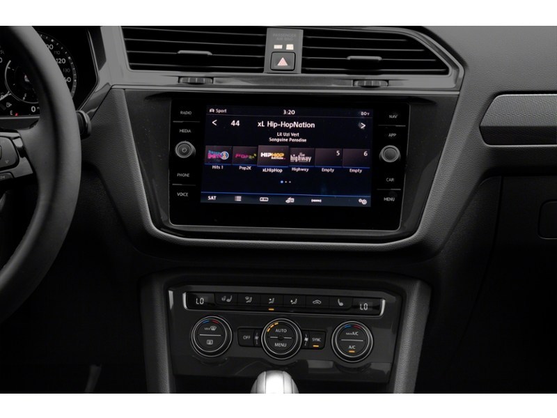 2019 Volkswagen Tiguan Highline 4MOTION Interior Shot 2
