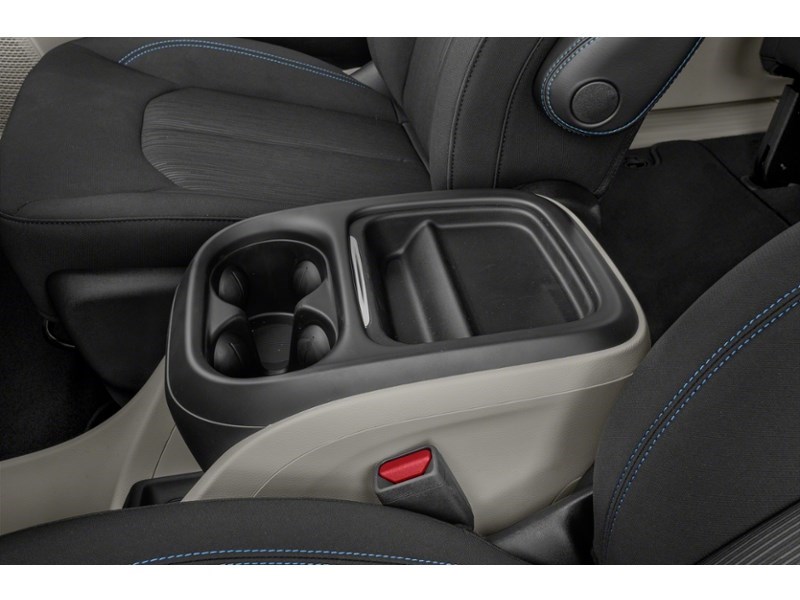 2022 Chrysler Pacifica Limited FWD Interior Shot 7